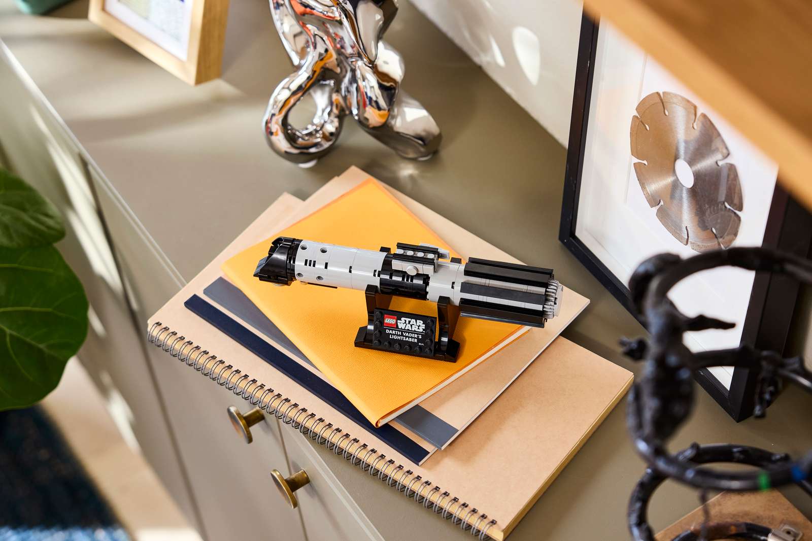 LEGO 40897 sabre laser Dark Vador exposé sur son support avec plaque nominative