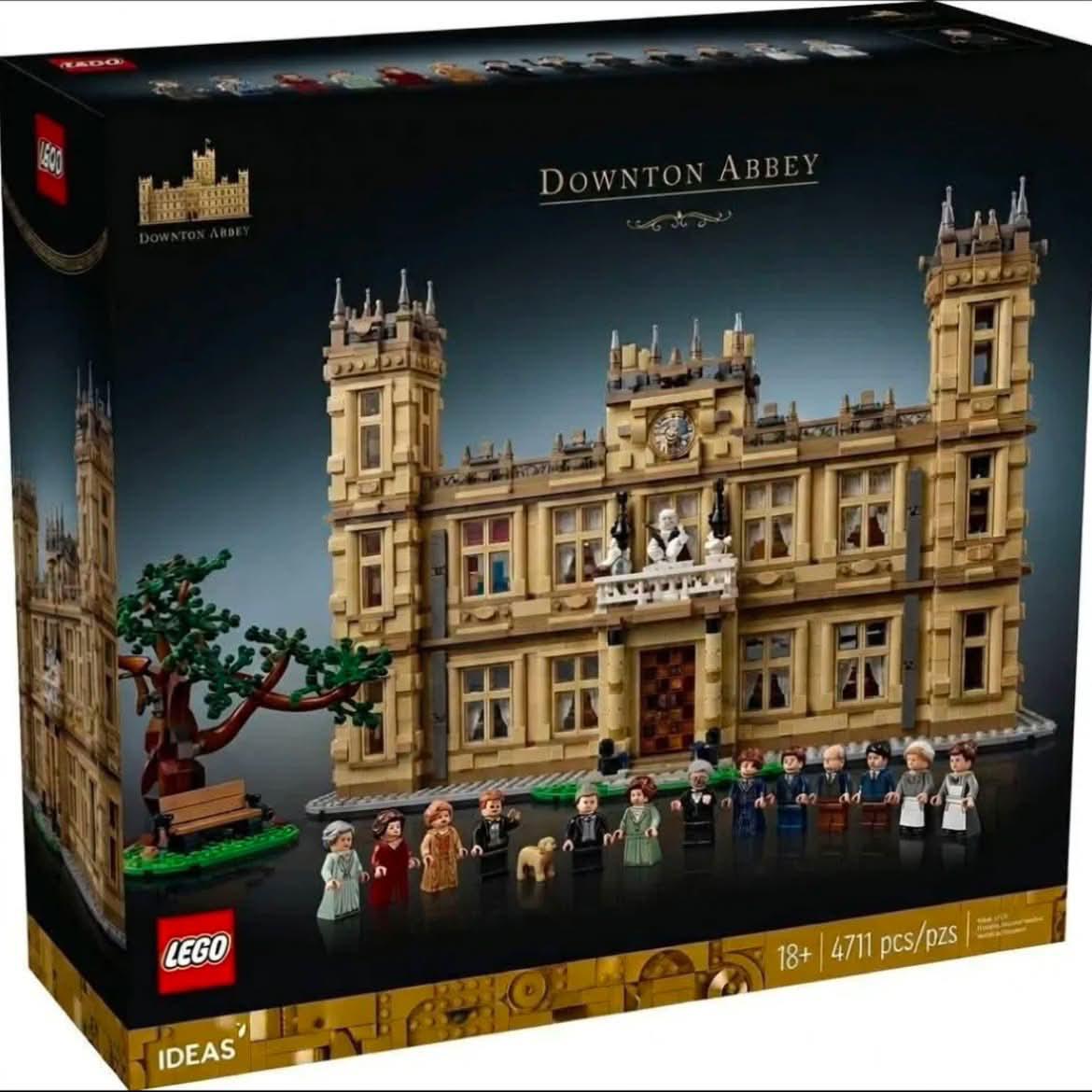 Château victorien anglais construit en LEGO avec 16 minifigurines en tenues édouardiennes et un petit chien, photographiés devant le bâtiment dans un jardin à la lumière dorée
