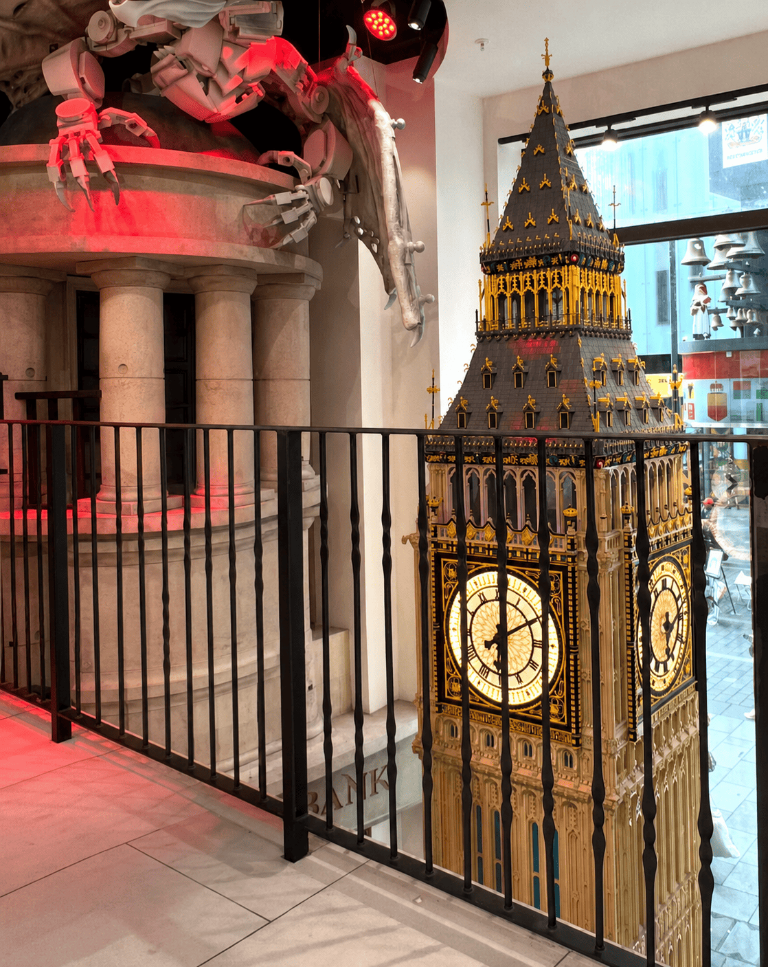 Big Ben en LEGO vu depuis la mezzanine - LEGO Store Leicester Square, avril 2026