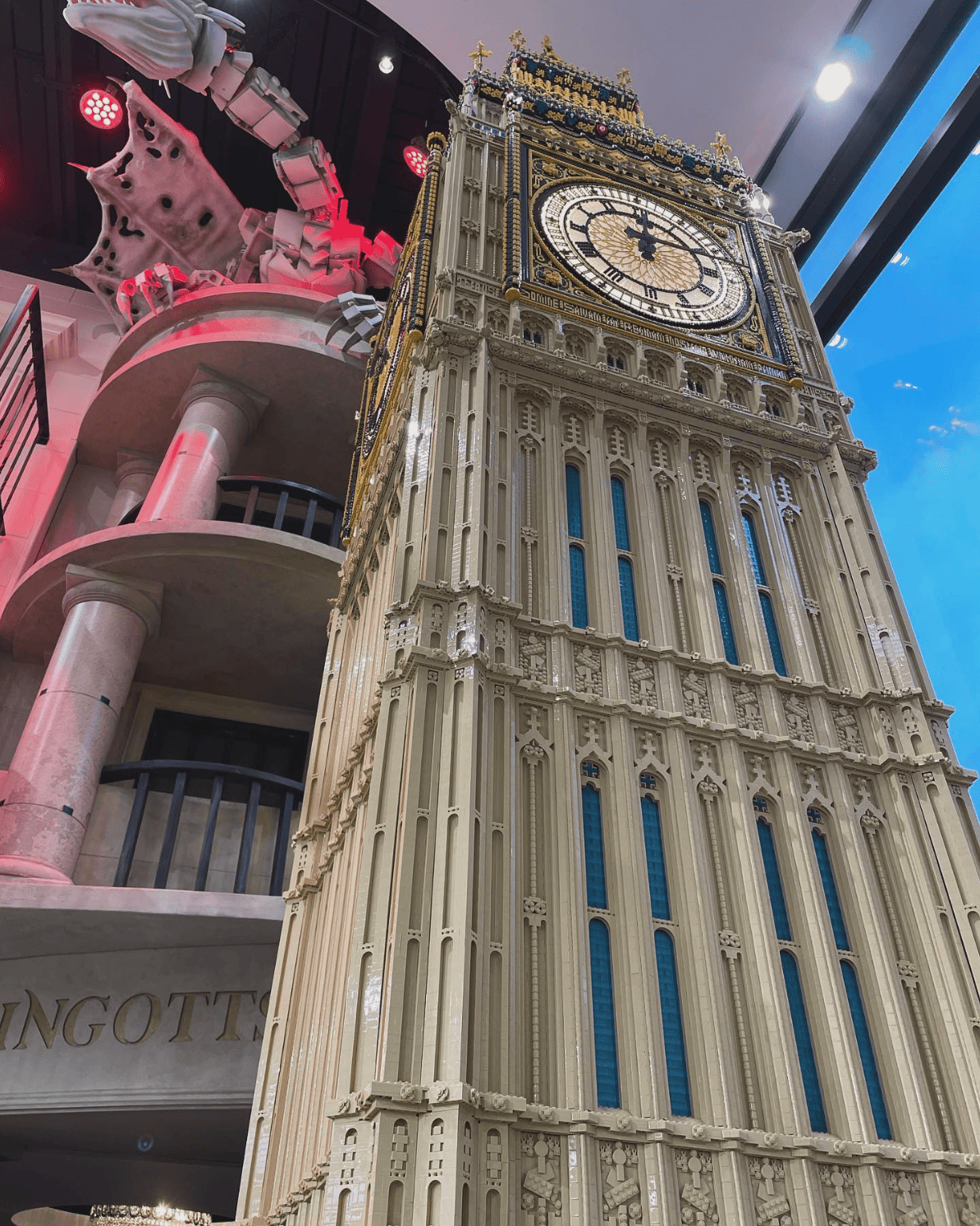 Big Ben en LEGO - vue depuis le bas - LEGO Store Leicester Square, avril 2026