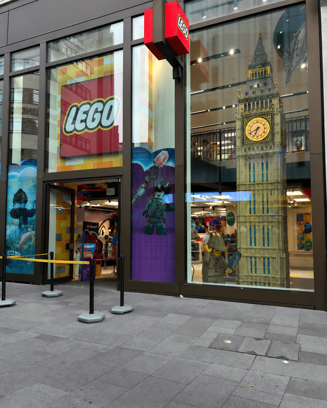 File d'attente à l'ouverture du LEGO Store Leicester Square, avril 2026